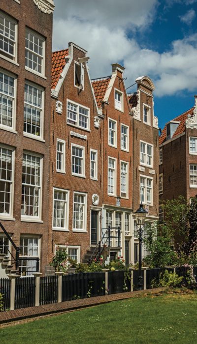 row-typical-houses-garden-begijnhof-amsterdam-netherland-capital-full-canals (1)